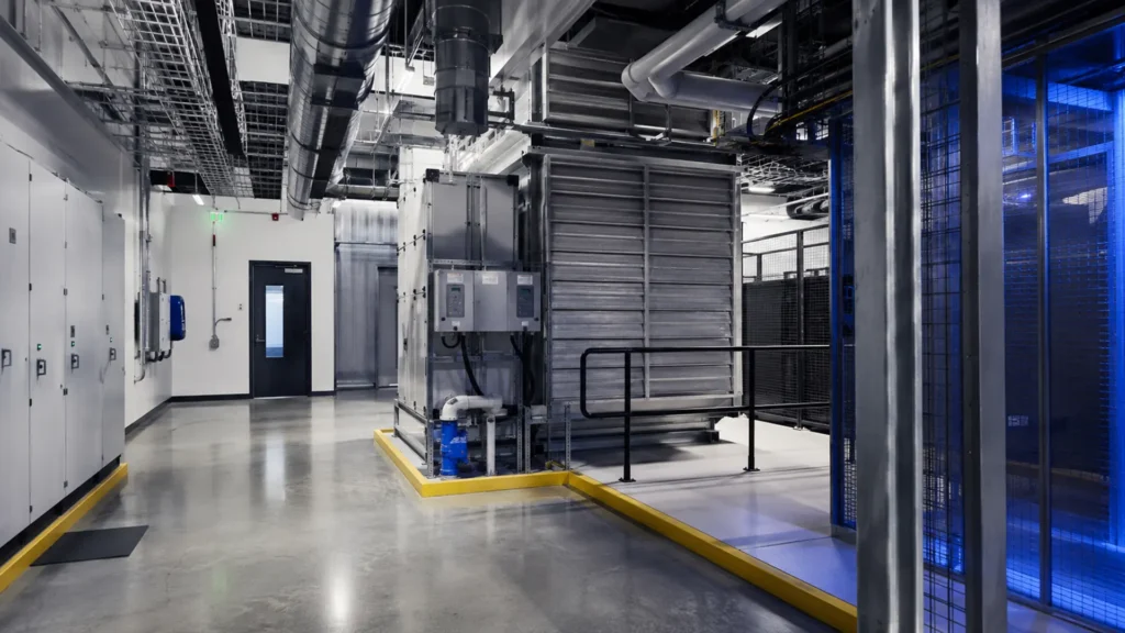 Ambiente industrial mission-critical com infraestrutura técnica, sistemas HVAC e controle operacional para serviços especializados da CWS Brasil.