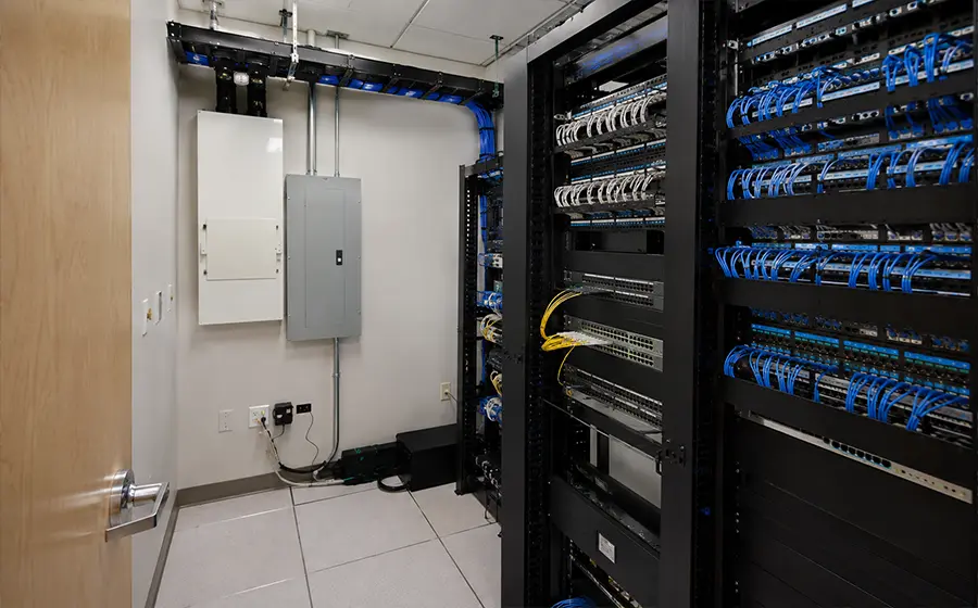 Limpeza técnica de network closet corporativo