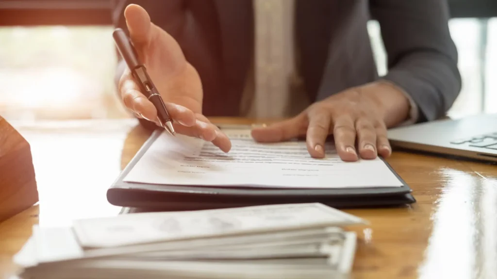 Especialista em limpeza técnica durante atendimento a cliente da CWS Brasil