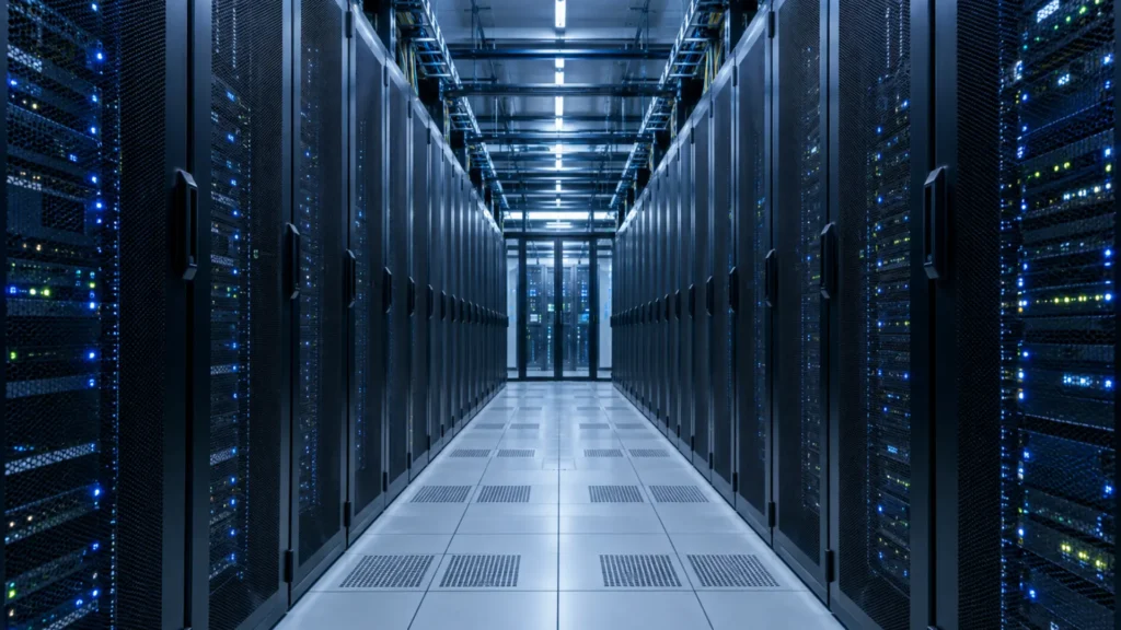 Corredor de data center com racks de servidores, representando a expansão dos data centers no Brasil